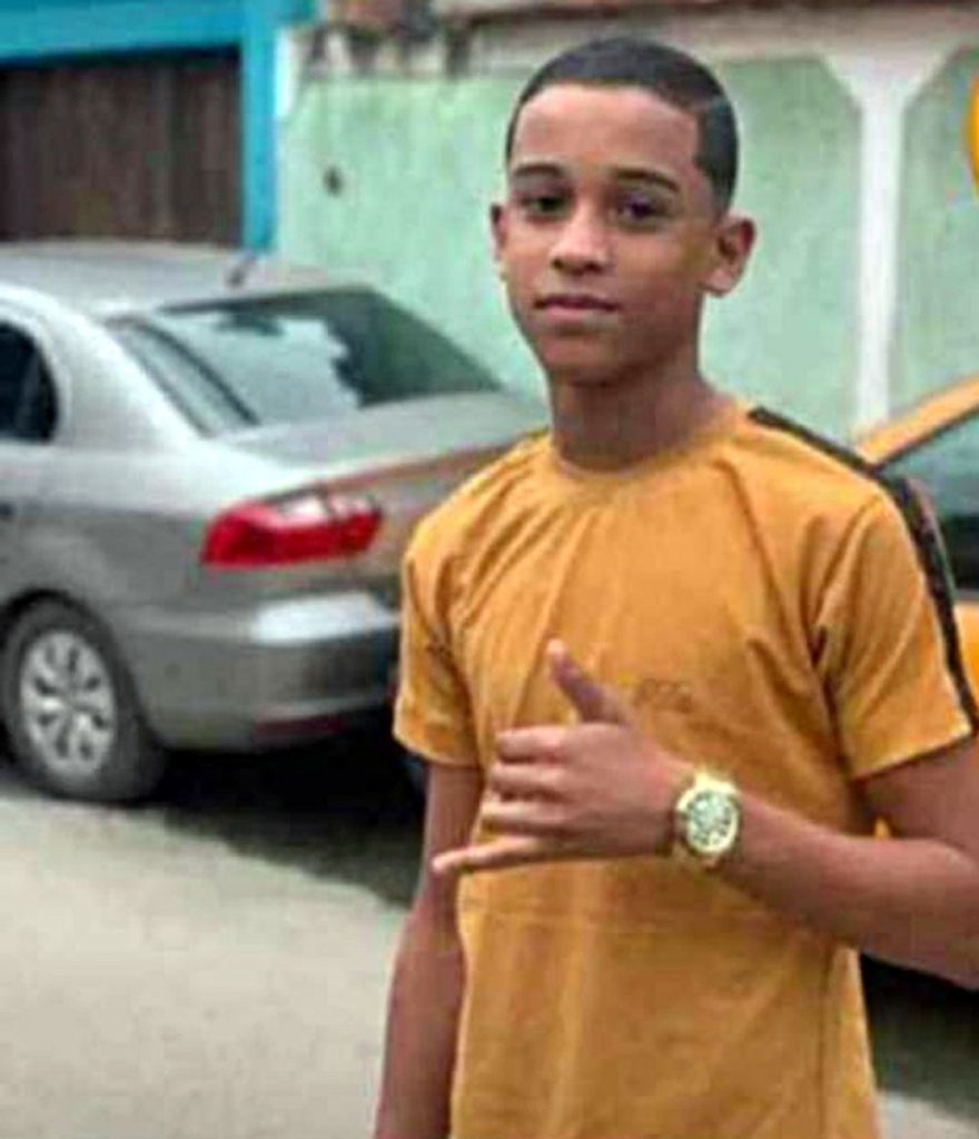 Testemunha que estava na moto com jovem morto por PMs na Cidade de Deus diz não estava armado e relata que gritou que era morador