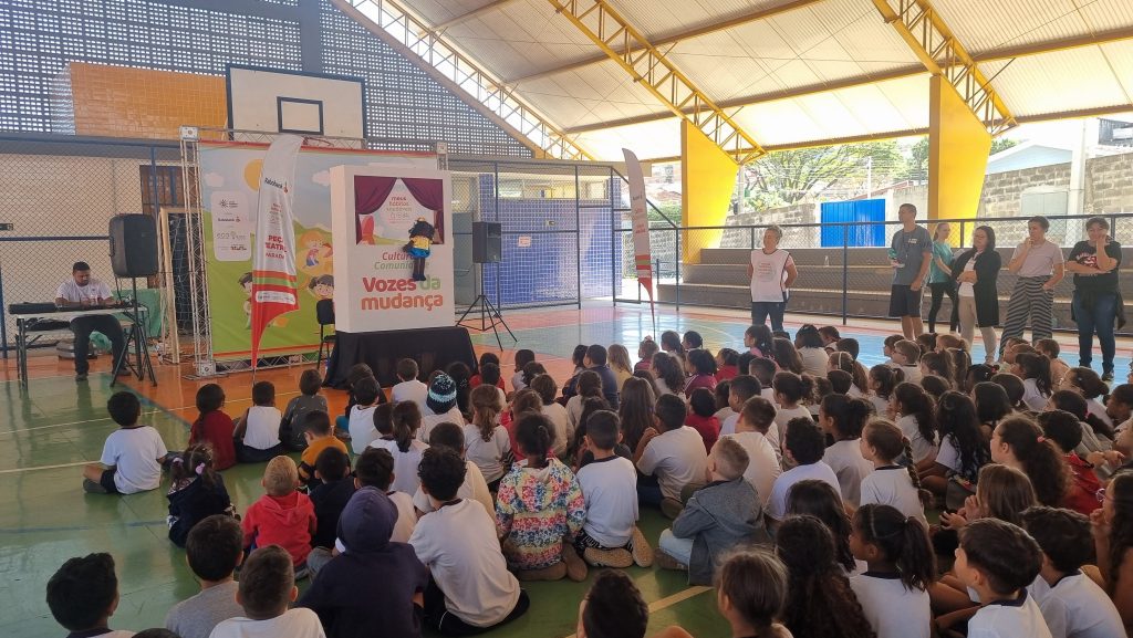 Projeto em escolas públicas de SP e MG usa teatro para incentivar crianças a refletirem sobre sustentabilidade