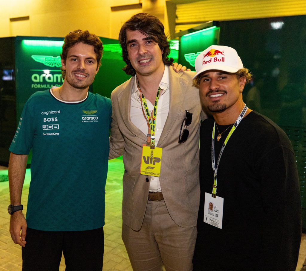 Os brasileiros Diego Fernandes e Ítalo Ferreira acompanham os bastidores do último GP da F1 do ano com Felipe Drugovich em Abu Dhabi