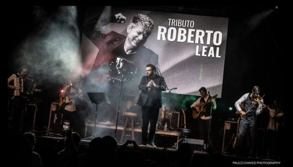 Rodrigo Leal retorna ao Brasil após temporada em Portugal e apresenta show “Tributo a Roberto Leal na Casa de Portugal”, em São Paulo
