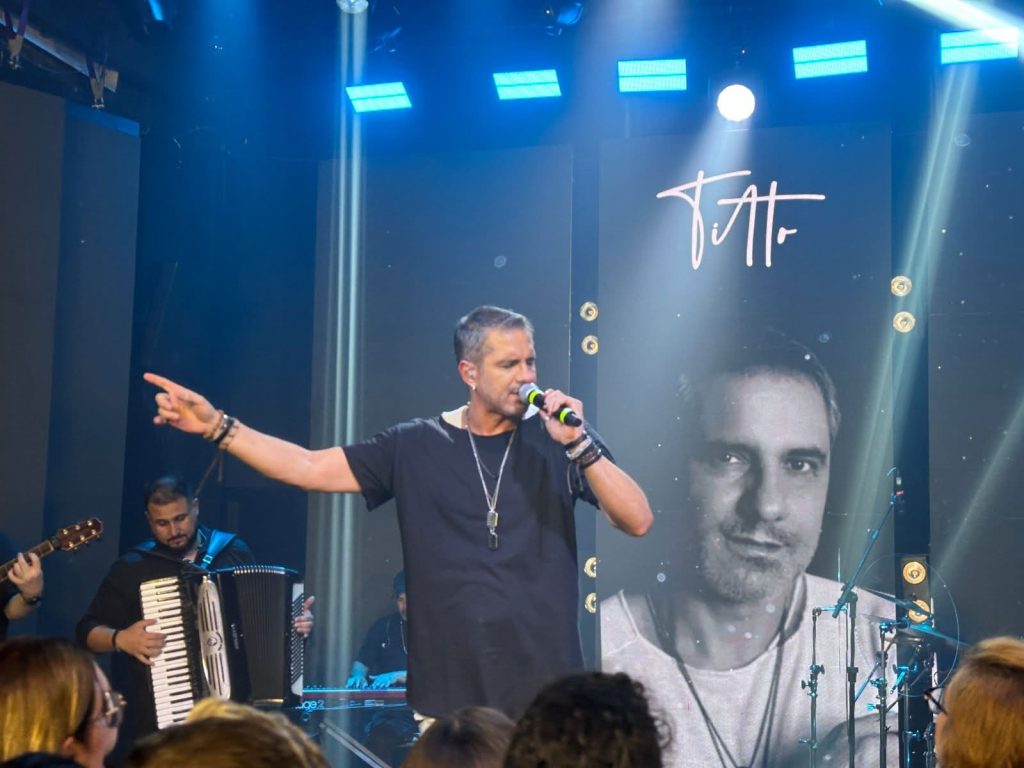 Cantor Titto grava DVD em noite marcada por emoção, música e presença de amigos e convidados especiais