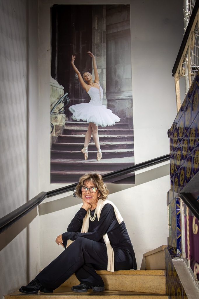 Regina Cunha comemora meio século de paixão pelo ballet com a publicação de um livro