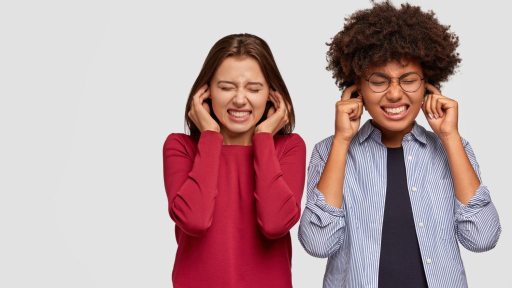 Perda auditiva pode atingir jovens cada vez mais cedo por uso incorreto de fones de ouvido