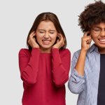 Perda auditiva pode atingir jovens cada vez mais cedo por uso incorreto de fones de ouvido